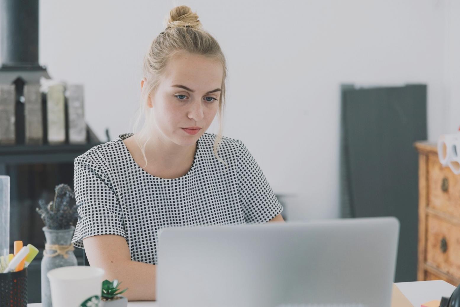 Graphiques financiers montrant l'évolution d'un budget optimisé sur plusieurs mois