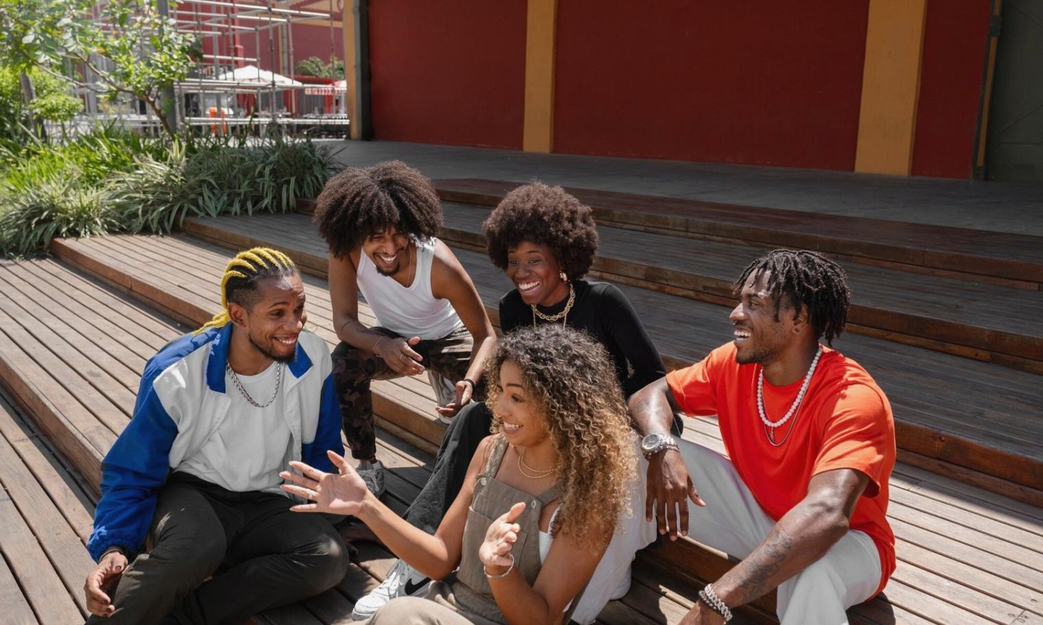 Session de formation budget base zéro avec participants analysant des documents financiers